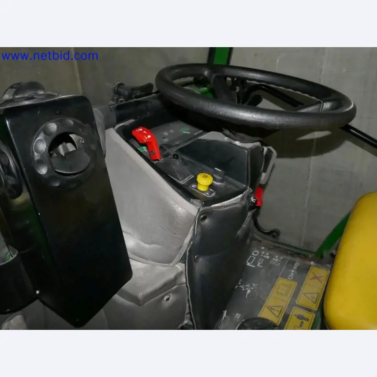 Medyczne urządzenia techniczne, wyposażenie i meble szpitalne-3