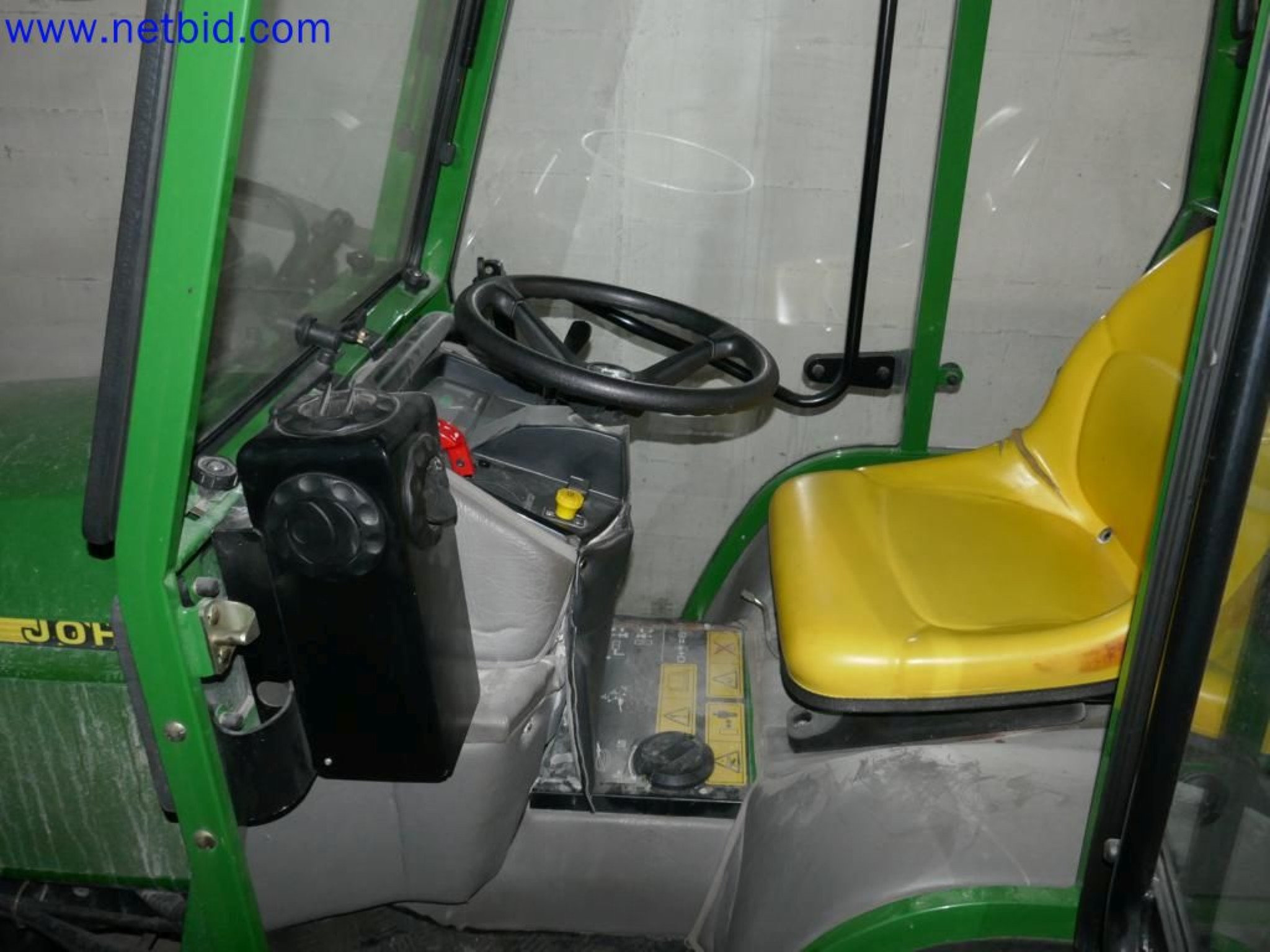 Medyczne urządzenia techniczne, wyposażenie i meble szpitalne-5