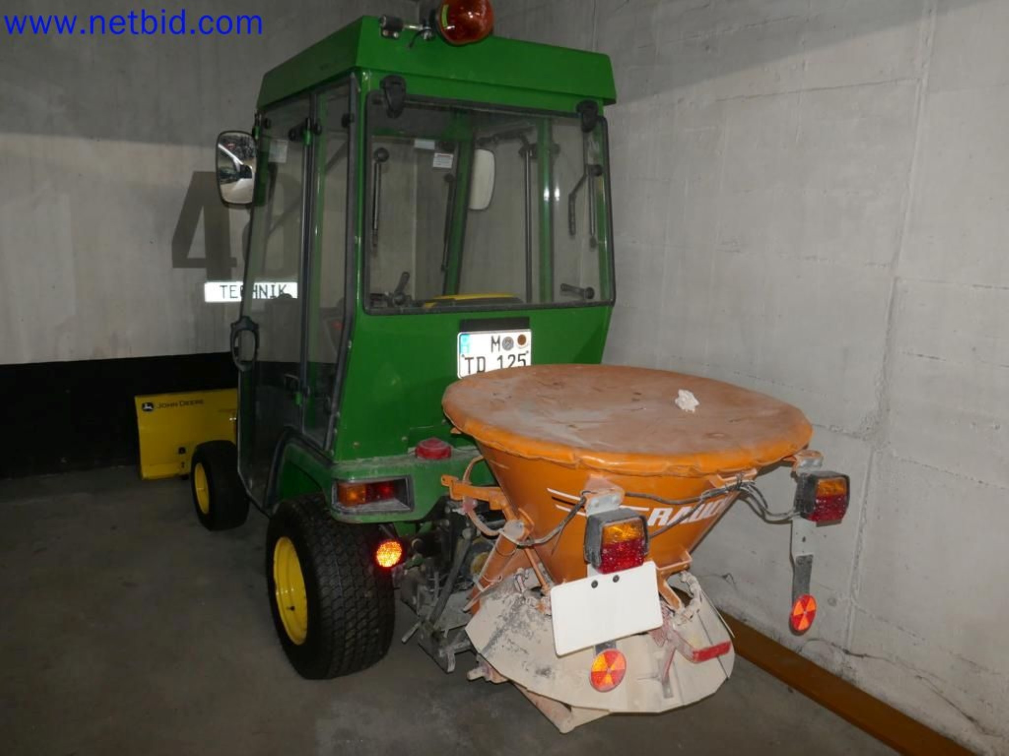 Medyczne urządzenia techniczne, wyposażenie i meble szpitalne-8