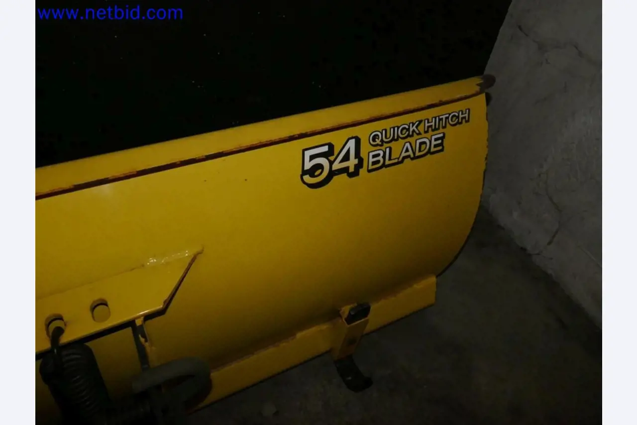 Medyczne urządzenia techniczne, wyposażenie i meble szpitalne-9