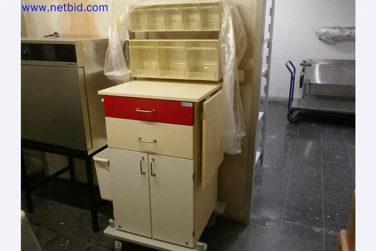 Medizinisch technische Geräte, Einrichtung und Mobiliar eines Krankenhauses-1