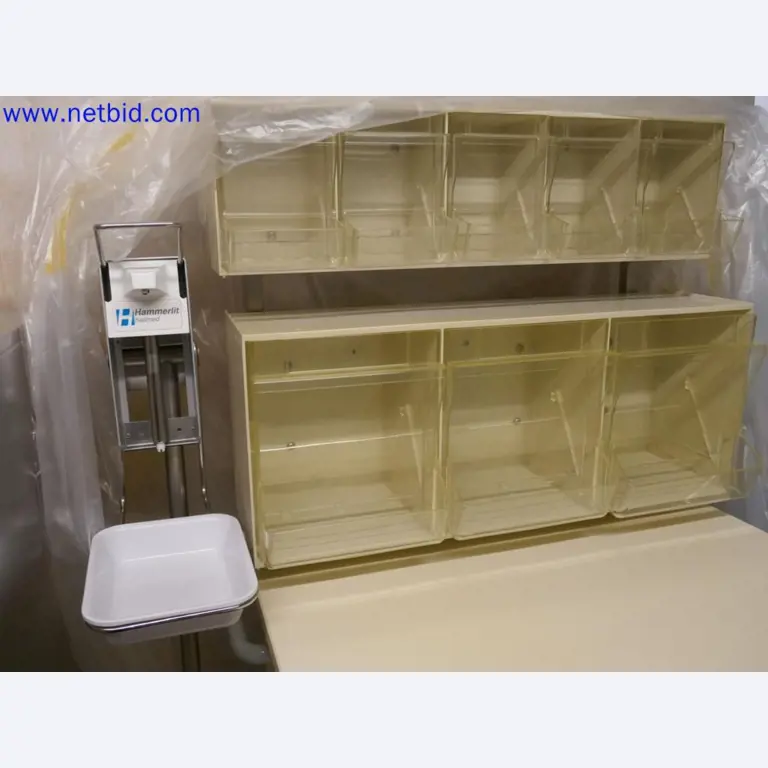 Medizinisch technische Geräte, Einrichtung und Mobiliar eines Krankenhauses-3