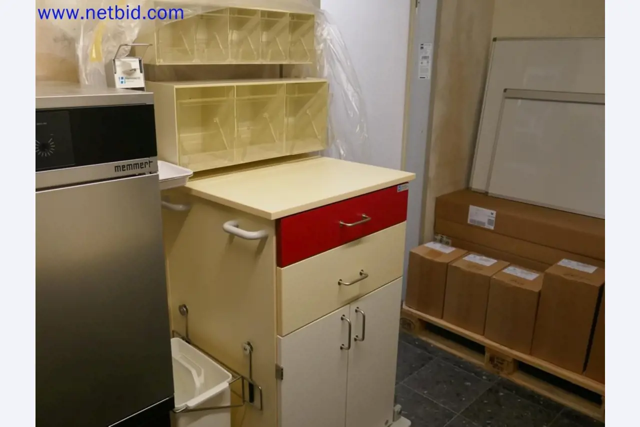 Medizinisch technische Geräte, Einrichtung und Mobiliar eines Krankenhauses-4