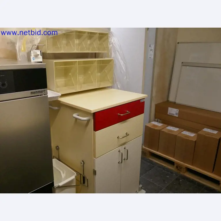 Medizinisch technische Geräte, Einrichtung und Mobiliar eines Krankenhauses-4