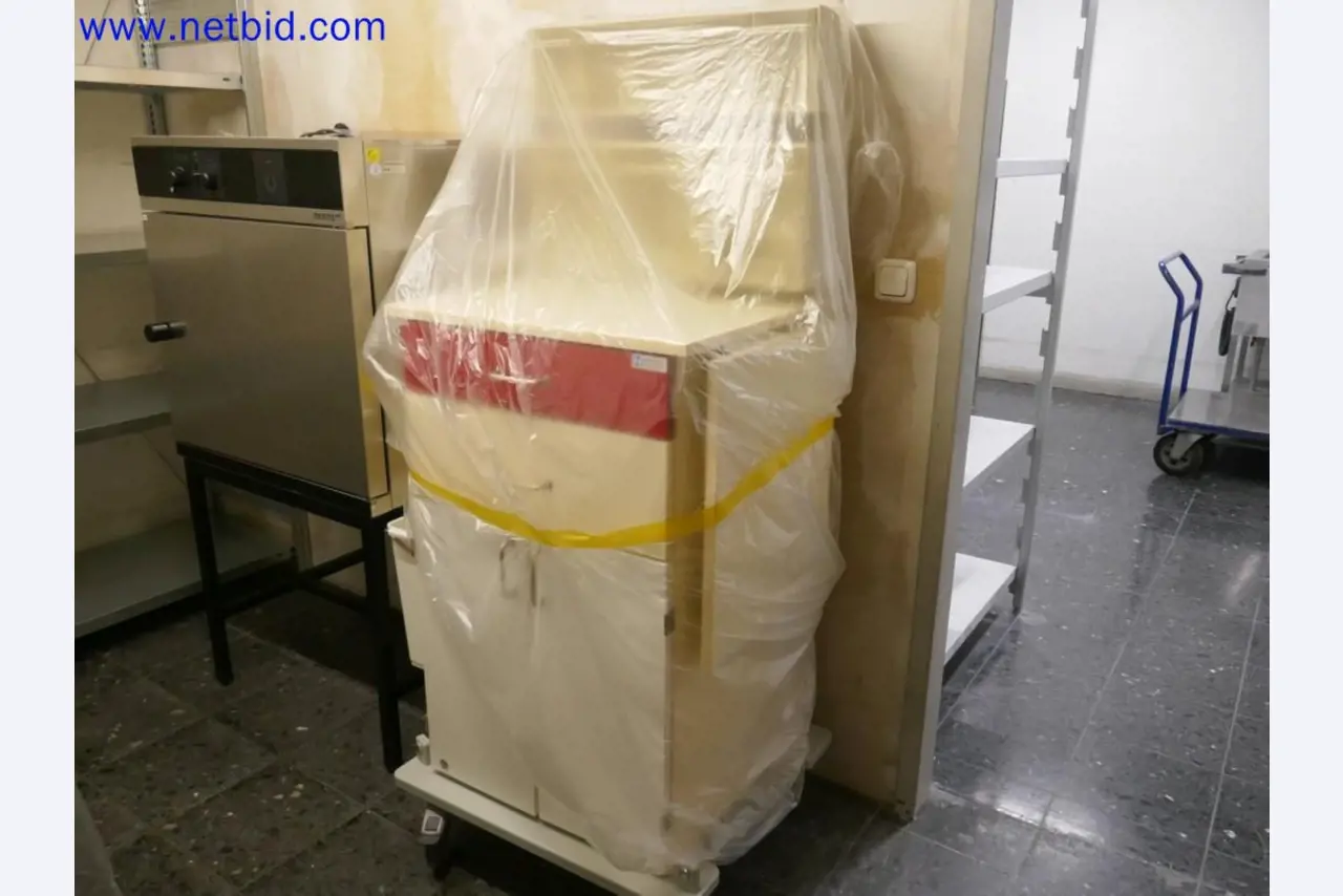 Medizinisch technische Geräte, Einrichtung und Mobiliar eines Krankenhauses-5