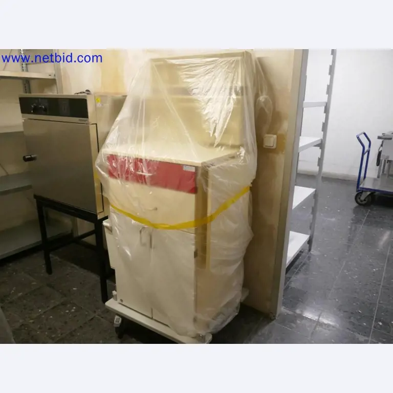 Medizinisch technische Geräte, Einrichtung und Mobiliar eines Krankenhauses-5