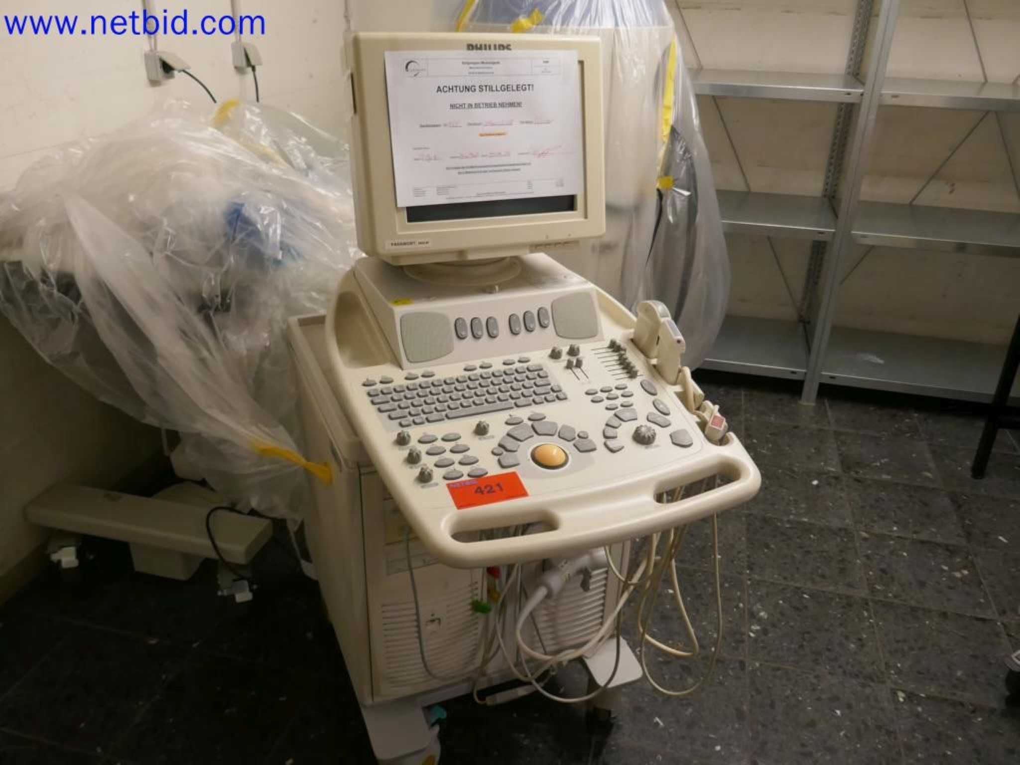 Medyczne urządzenia techniczne, wyposażenie i meble szpitalne-1