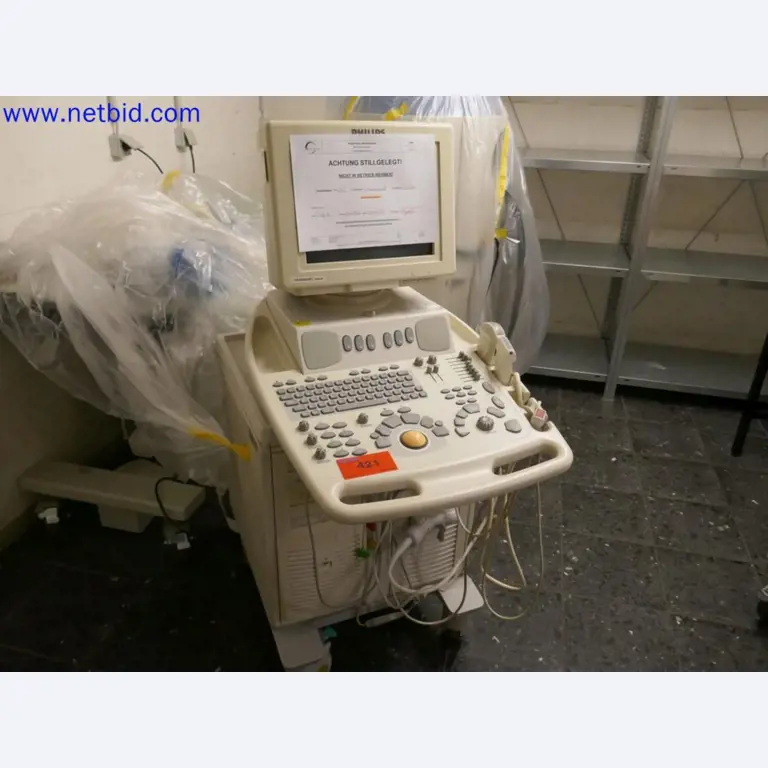 Medizinisch technische Geräte, Einrichtung und Mobiliar eines Krankenhauses-1