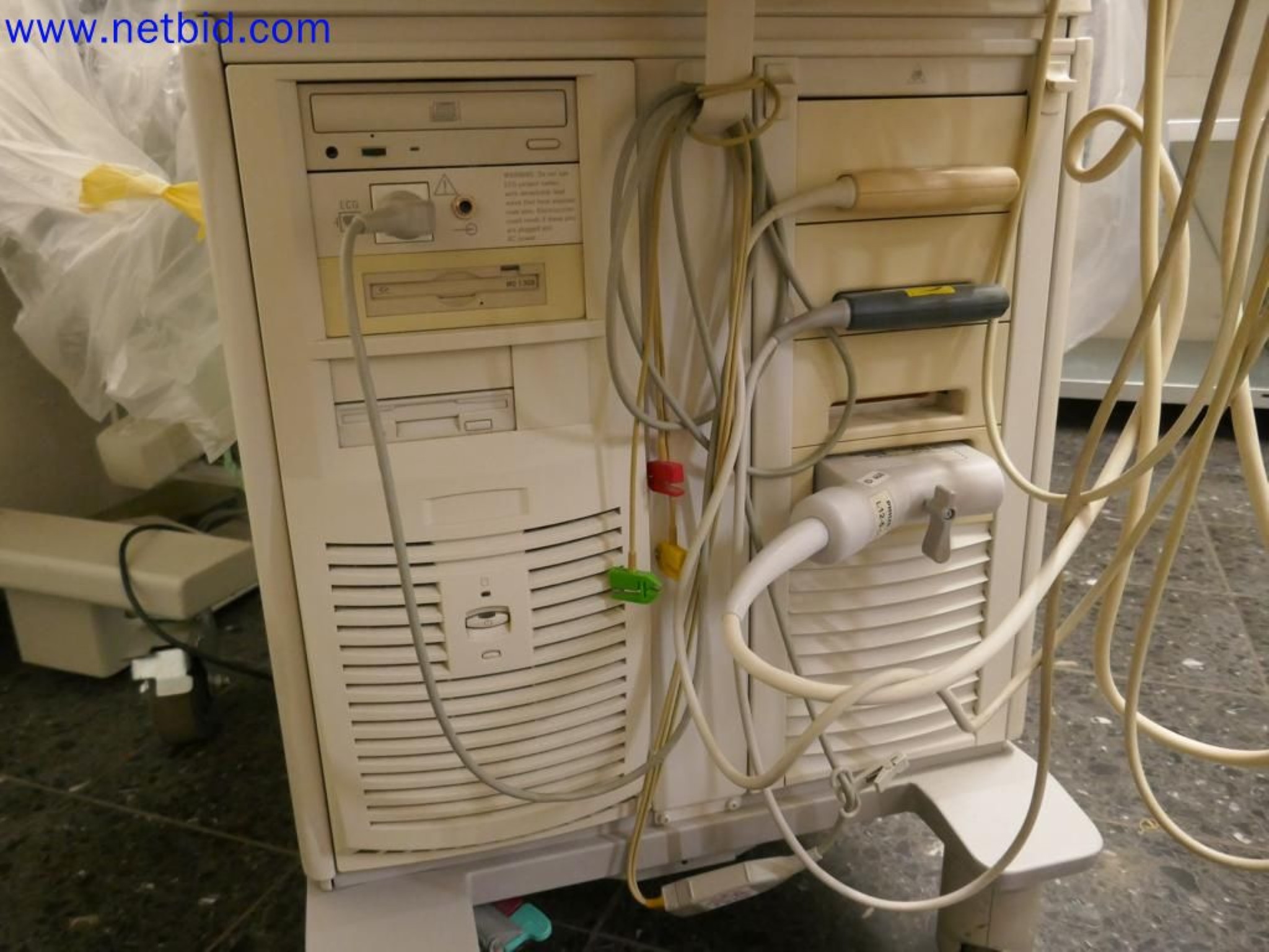 Medyczne urządzenia techniczne, wyposażenie i meble szpitalne-2