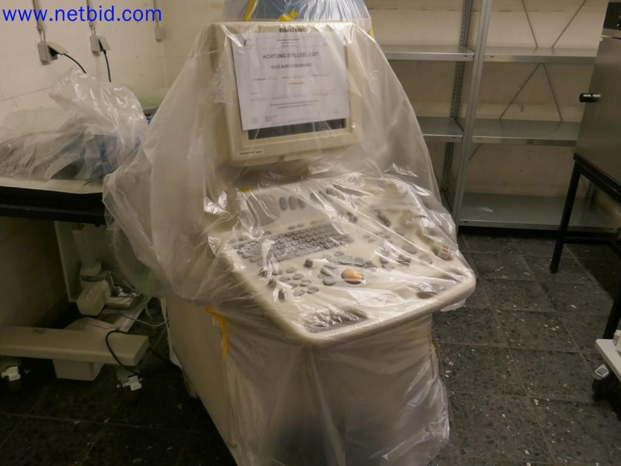 Medyczne urządzenia techniczne, wyposażenie i meble szpitalne-8