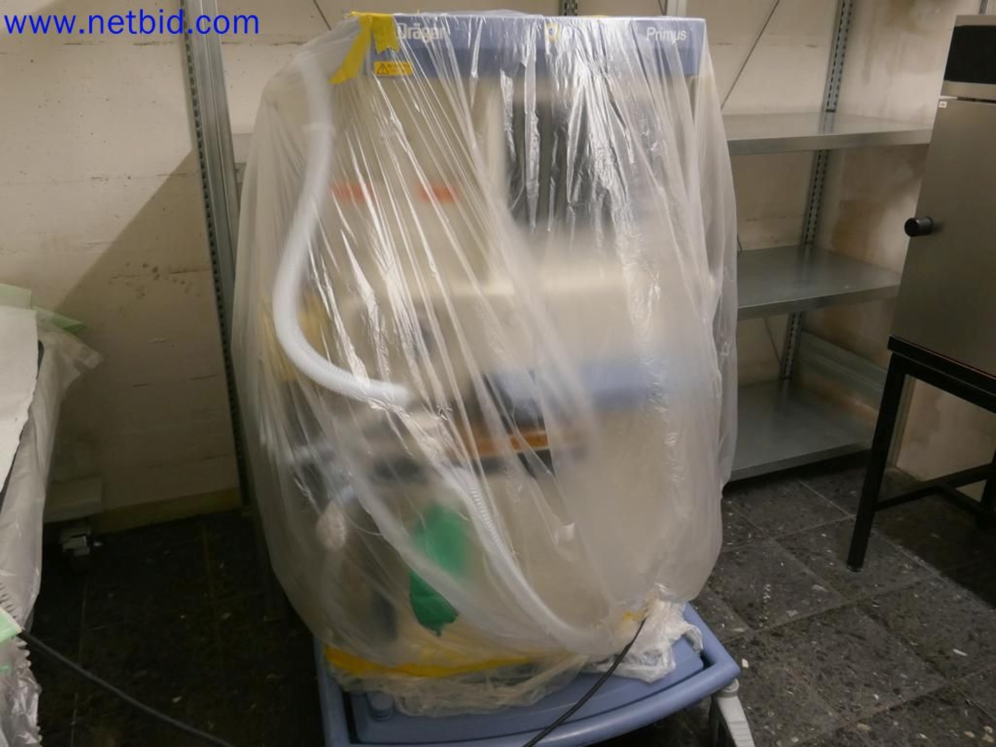 Medyczne urządzenia techniczne, wyposażenie i meble szpitalne-1