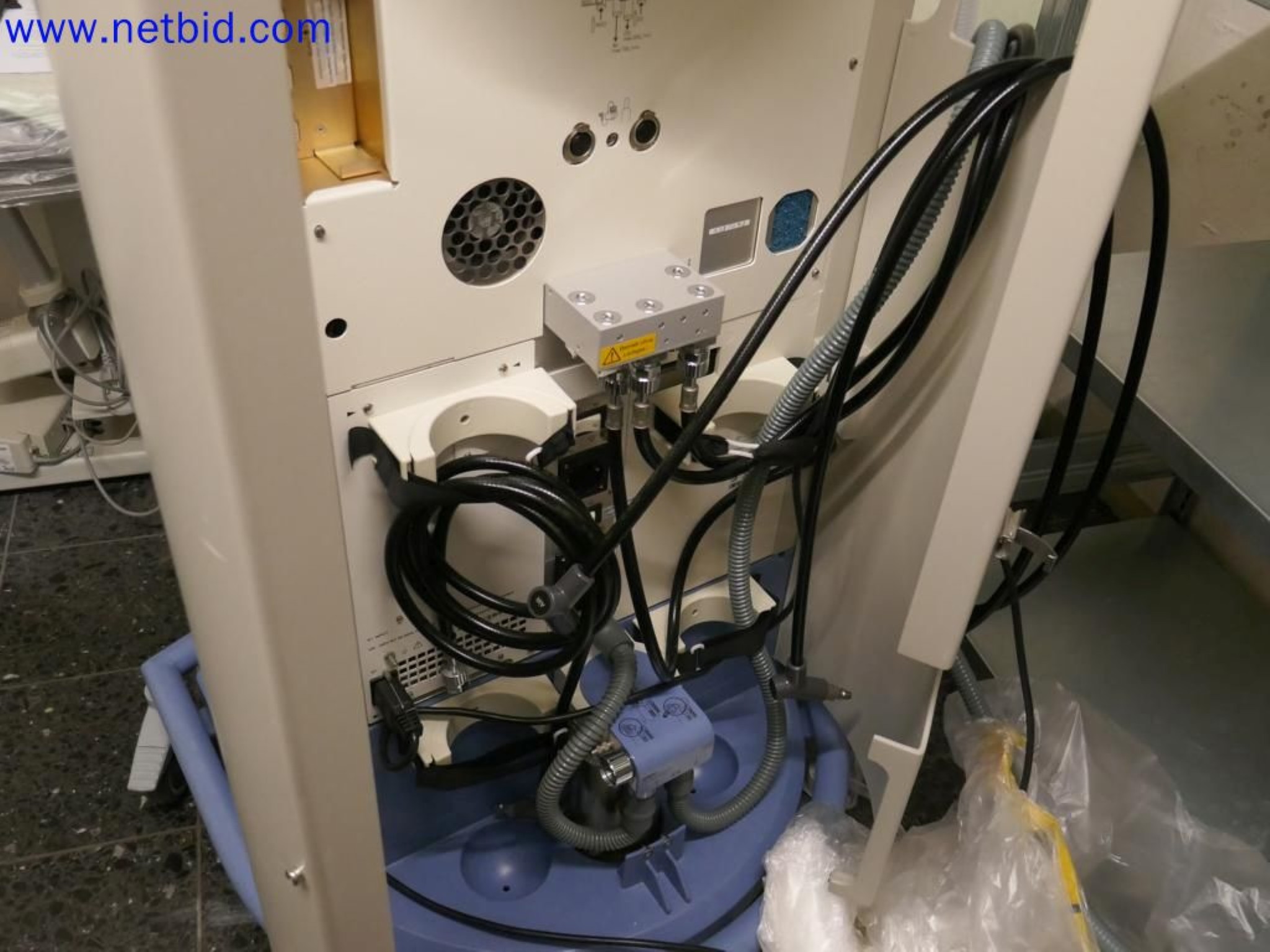 Medyczne urządzenia techniczne, wyposażenie i meble szpitalne-4