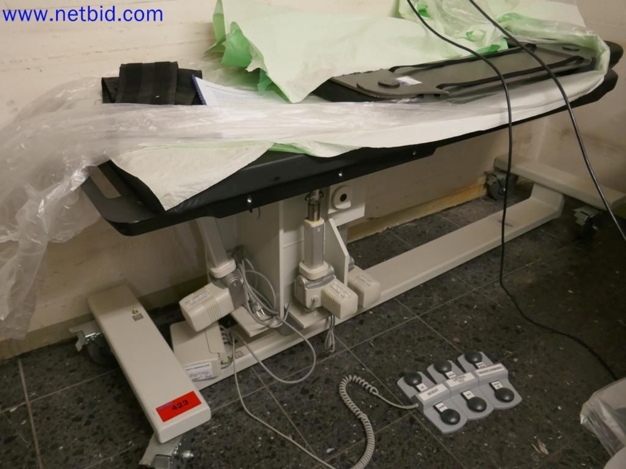 Appareils techniques médicaux, aménagement et mobilier d'un hôpital-3