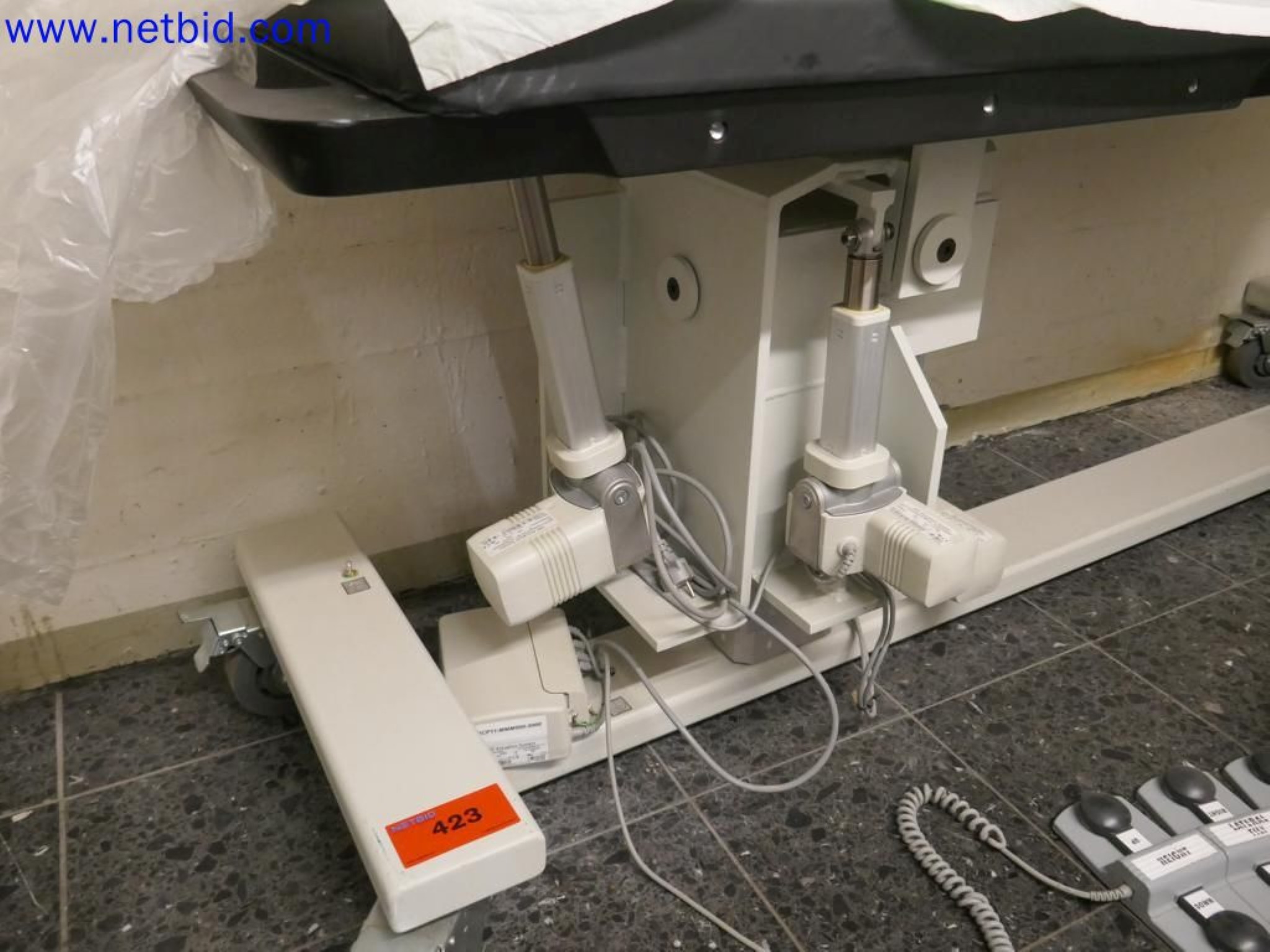 Appareils techniques médicaux, aménagement et mobilier d'un hôpital-6