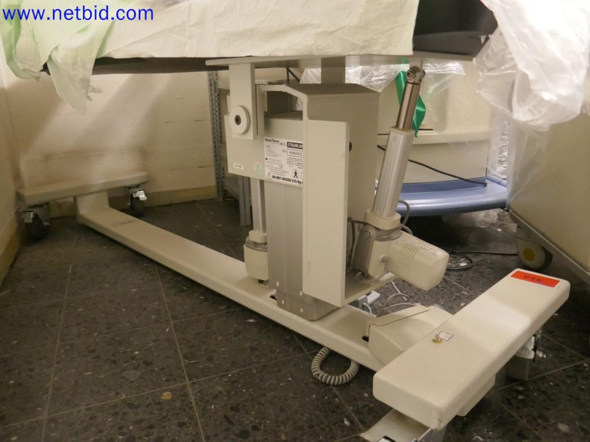 Appareils techniques médicaux, aménagement et mobilier d'un hôpital-9