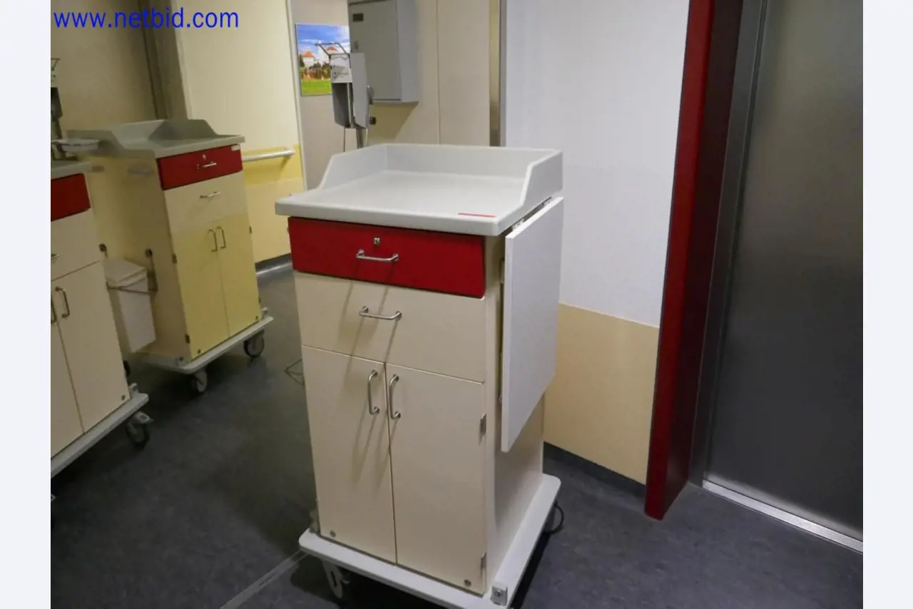 Medizinisch technische Geräte, Einrichtung und Mobiliar eines Krankenhauses-1