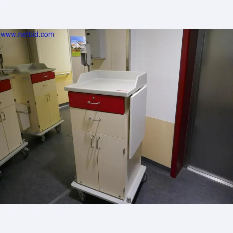 Medizinisch technische Geräte, Einrichtung und Mobiliar eines Krankenhauses-1