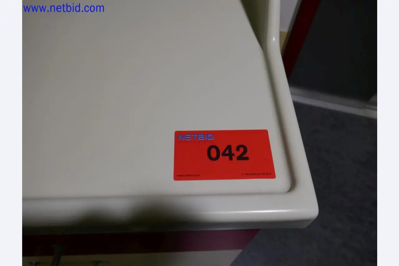 Medizinisch technische Geräte, Einrichtung und Mobiliar eines Krankenhauses-2