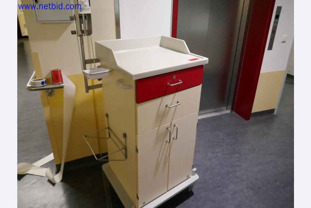 Medizinisch technische Geräte, Einrichtung und Mobiliar eines Krankenhauses-3