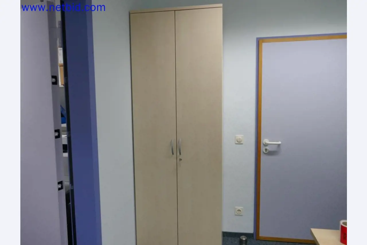 Medizinisch technische Geräte, Einrichtung und Mobiliar eines Krankenhauses-6