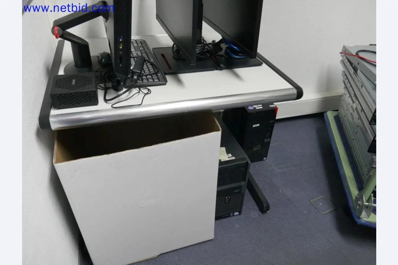 Medizinisch technische Geräte, Einrichtung und Mobiliar eines Krankenhauses-7