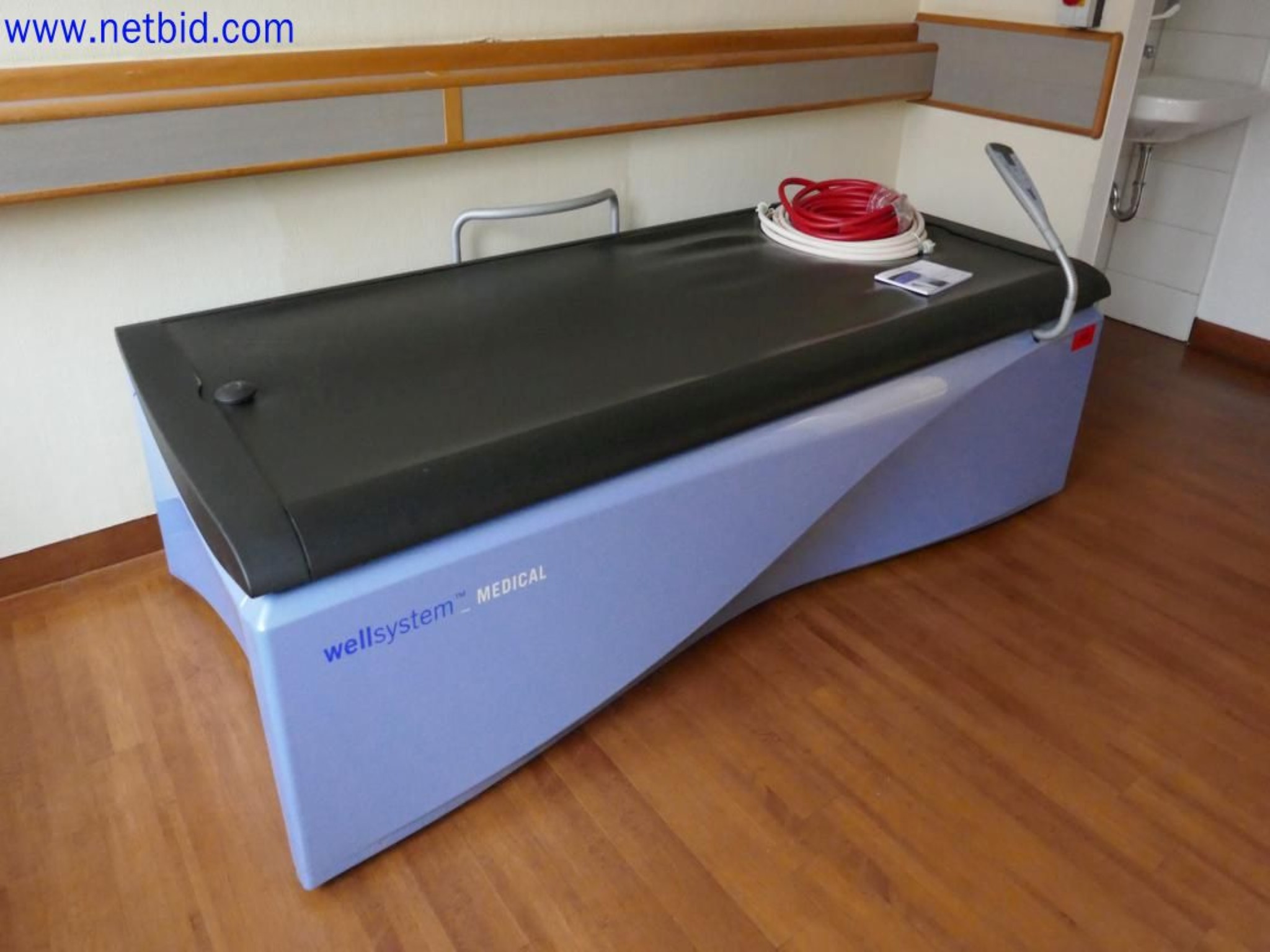 Medyczne urządzenia techniczne, wyposażenie i meble szpitalne-1