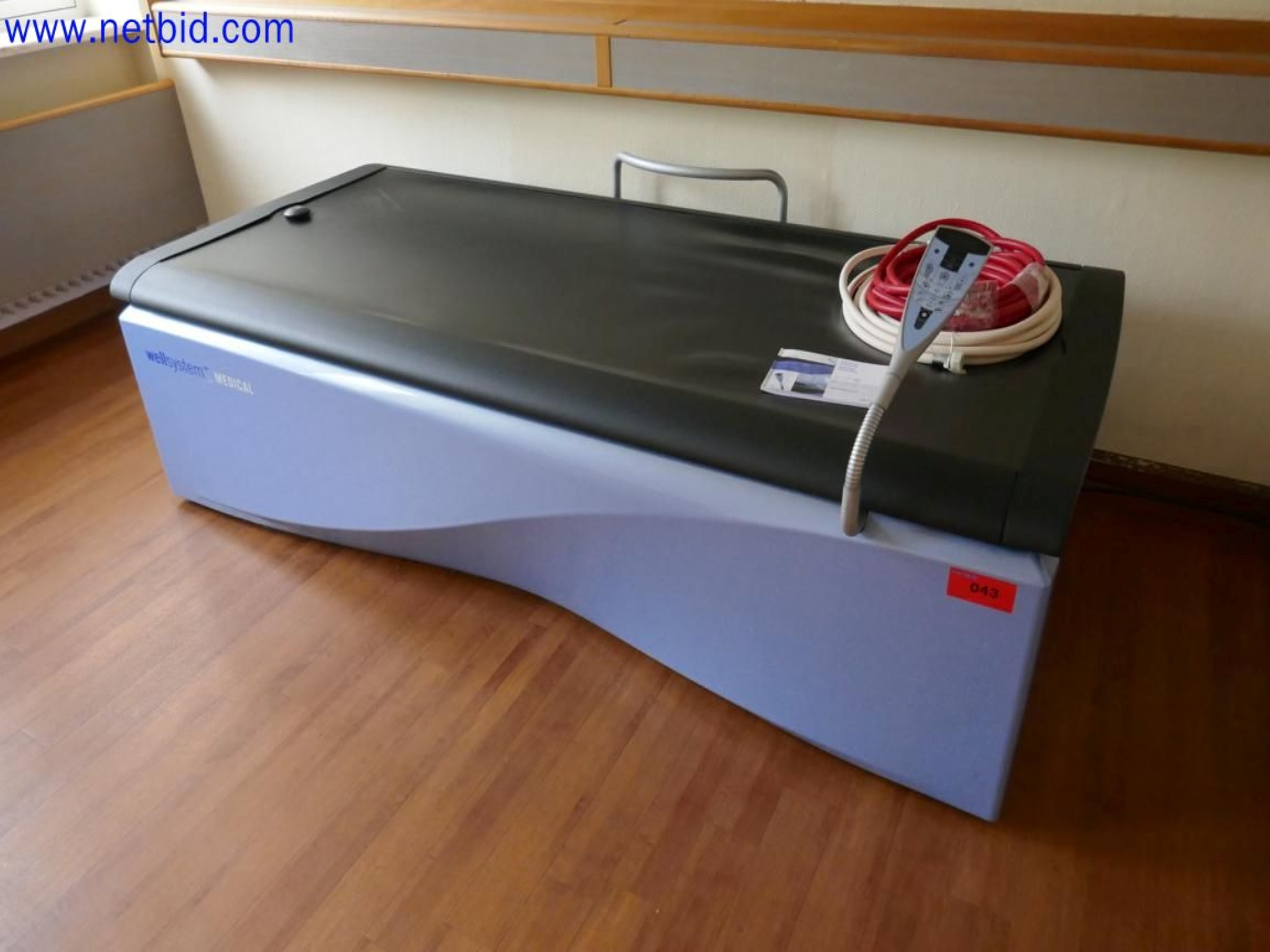 Medyczne urządzenia techniczne, wyposażenie i meble szpitalne-4