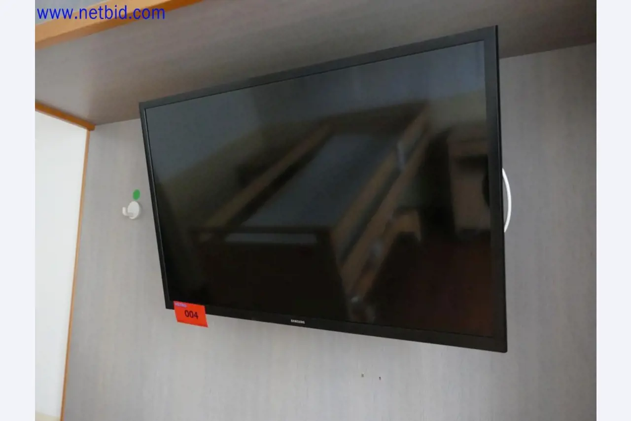 Medizinisch technische Geräte, Einrichtung und Mobiliar eines Krankenhauses-1