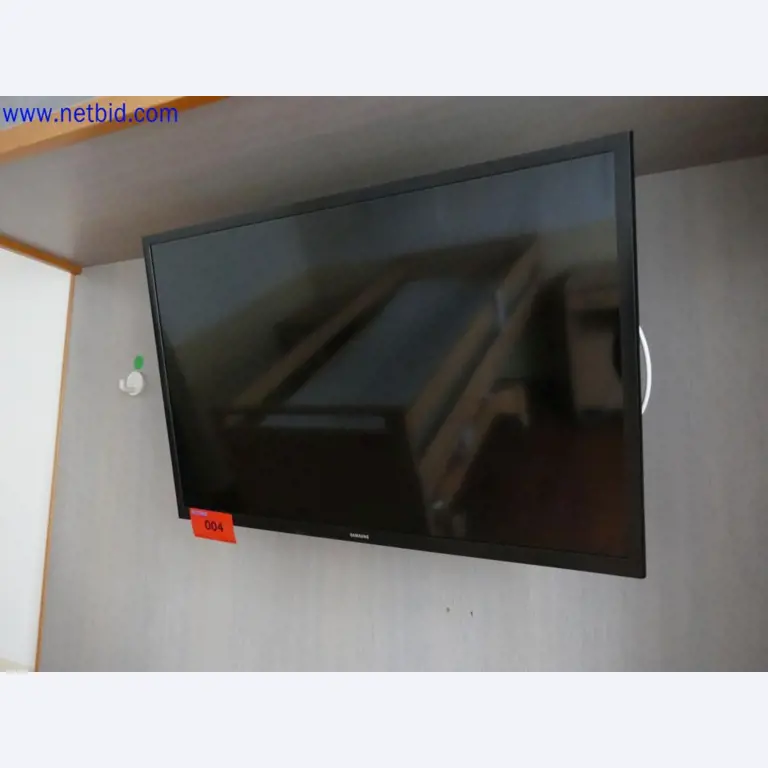 Medizinisch technische Geräte, Einrichtung und Mobiliar eines Krankenhauses-1