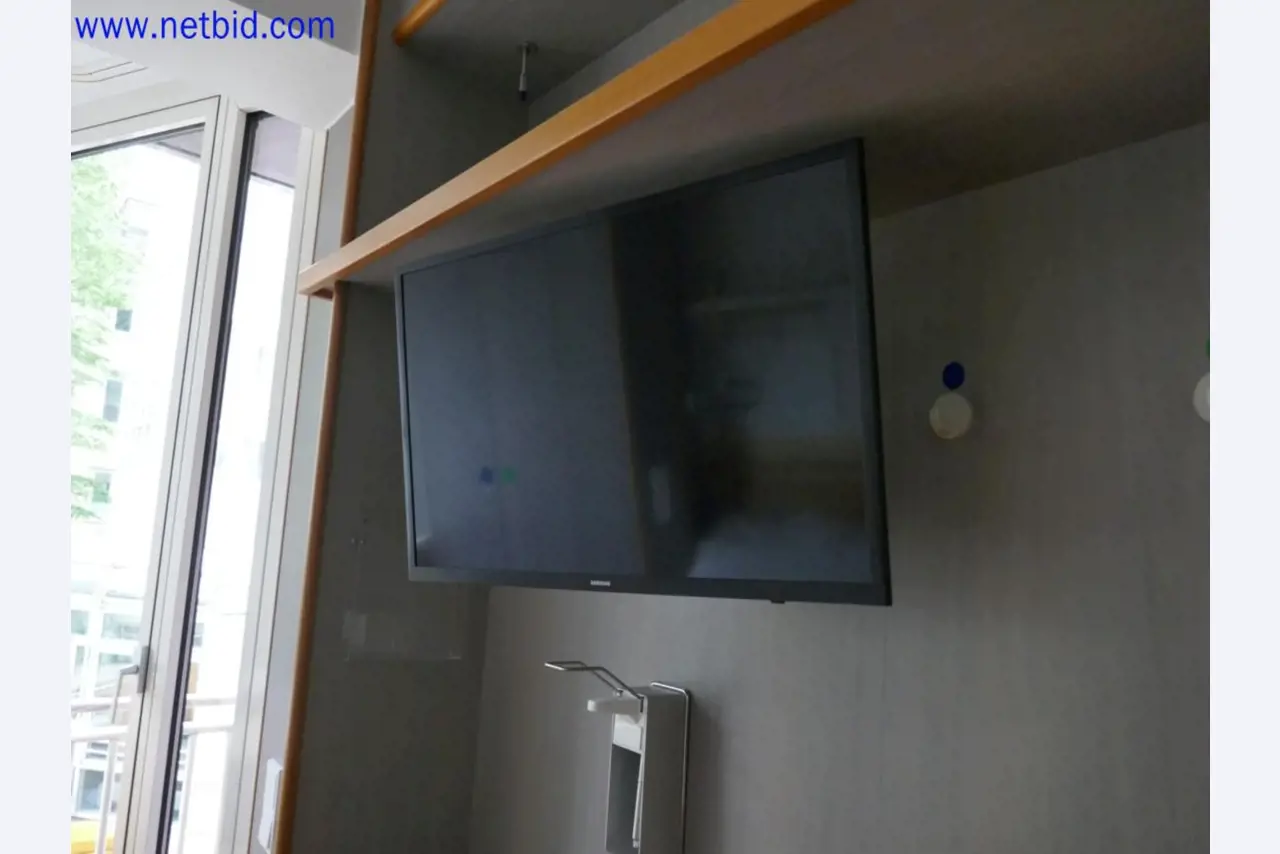 Medizinisch technische Geräte, Einrichtung und Mobiliar eines Krankenhauses-5