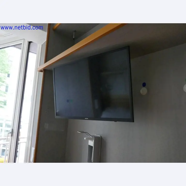 Medizinisch technische Geräte, Einrichtung und Mobiliar eines Krankenhauses-5