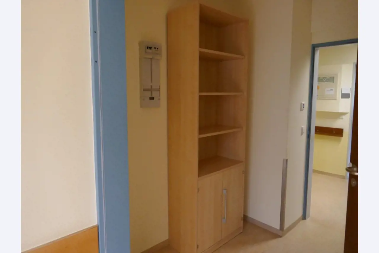 Medizinisch technische Geräte, Einrichtung und Mobiliar eines Krankenhauses-4