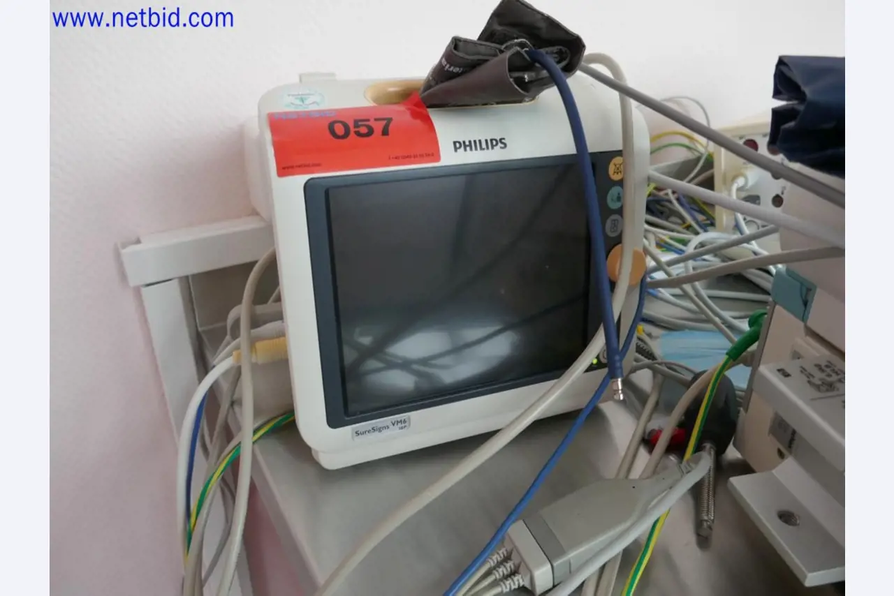 Medizinisch technische Geräte, Einrichtung und Mobiliar eines Krankenhauses-1
