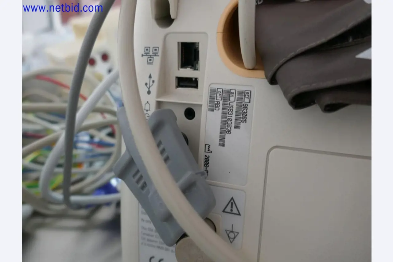 Medizinisch technische Geräte, Einrichtung und Mobiliar eines Krankenhauses-3