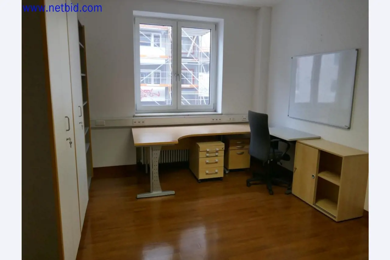 Medizinisch technische Geräte, Einrichtung und Mobiliar eines Krankenhauses-1