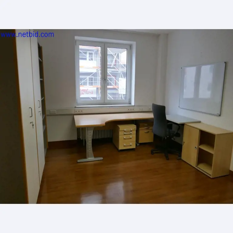 Medizinisch technische Geräte, Einrichtung und Mobiliar eines Krankenhauses-1