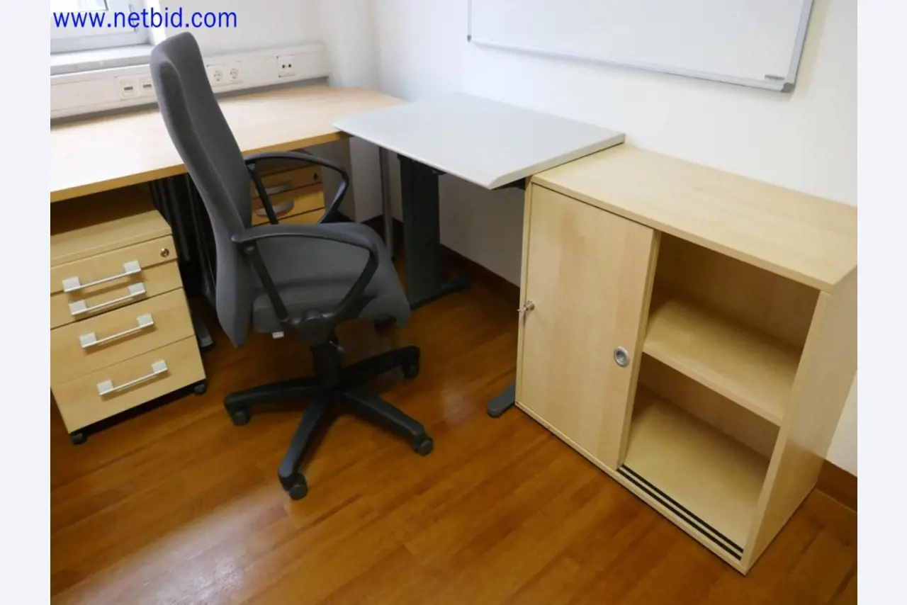 Medizinisch technische Geräte, Einrichtung und Mobiliar eines Krankenhauses-2