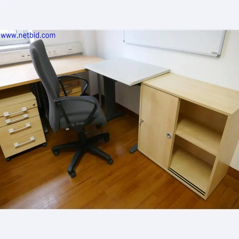 Medizinisch technische Geräte, Einrichtung und Mobiliar eines Krankenhauses-2