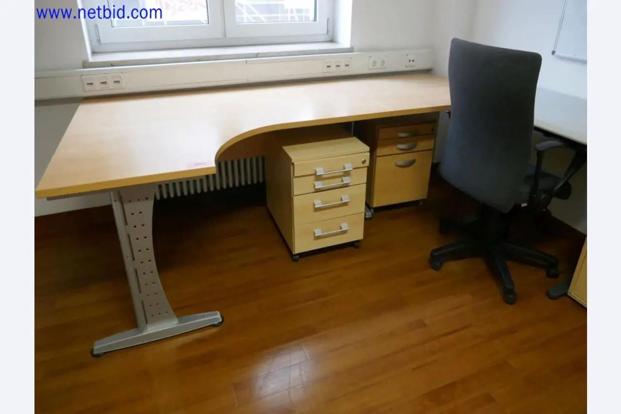 Medizinisch technische Geräte, Einrichtung und Mobiliar eines Krankenhauses-3