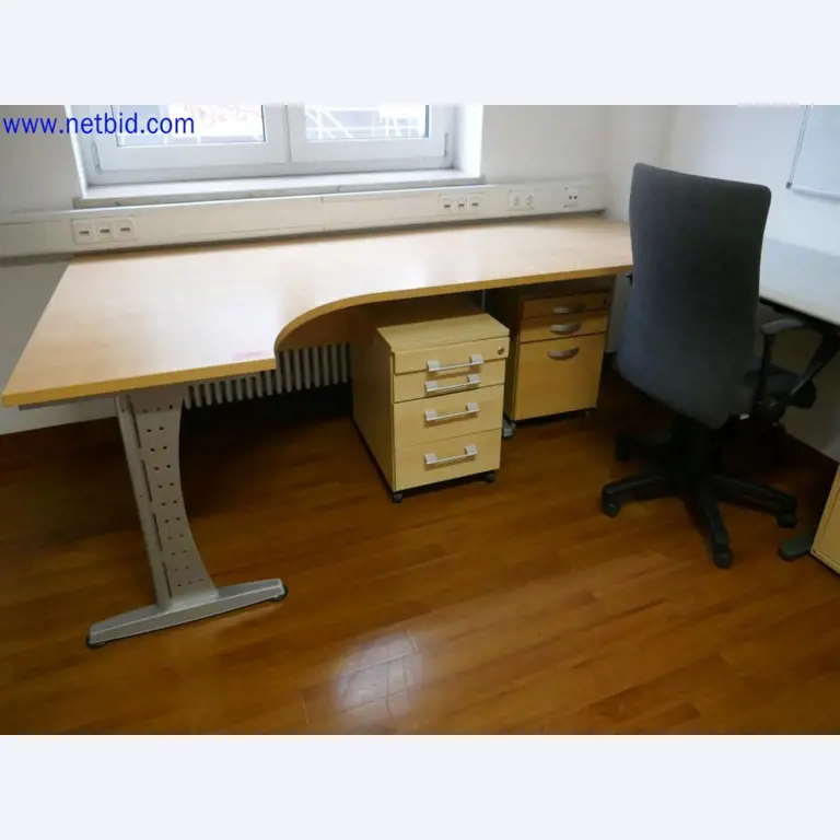 Medizinisch technische Geräte, Einrichtung und Mobiliar eines Krankenhauses-3