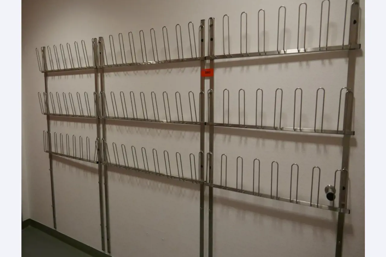 Medizinisch technische Geräte, Einrichtung und Mobiliar eines Krankenhauses-1