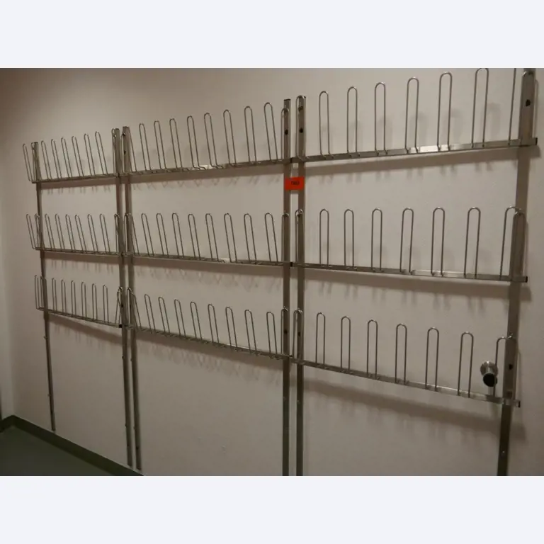 Medizinisch technische Geräte, Einrichtung und Mobiliar eines Krankenhauses-1