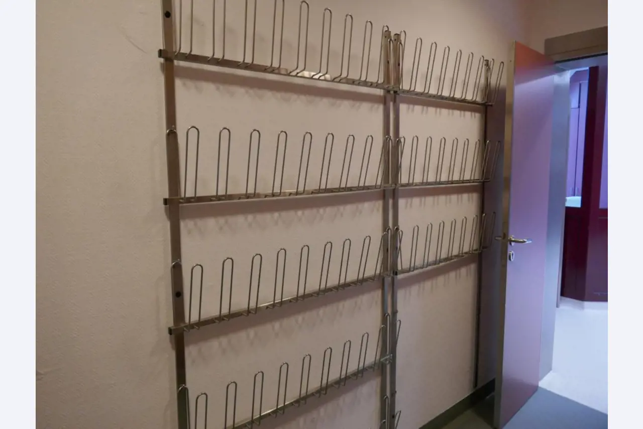 Medizinisch technische Geräte, Einrichtung und Mobiliar eines Krankenhauses-2