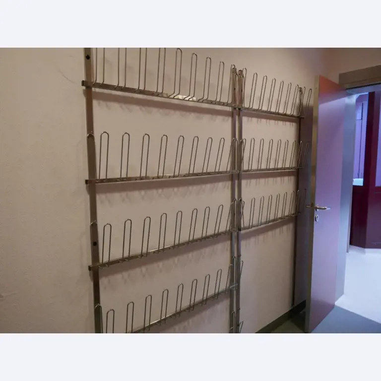 Medizinisch technische Geräte, Einrichtung und Mobiliar eines Krankenhauses-2