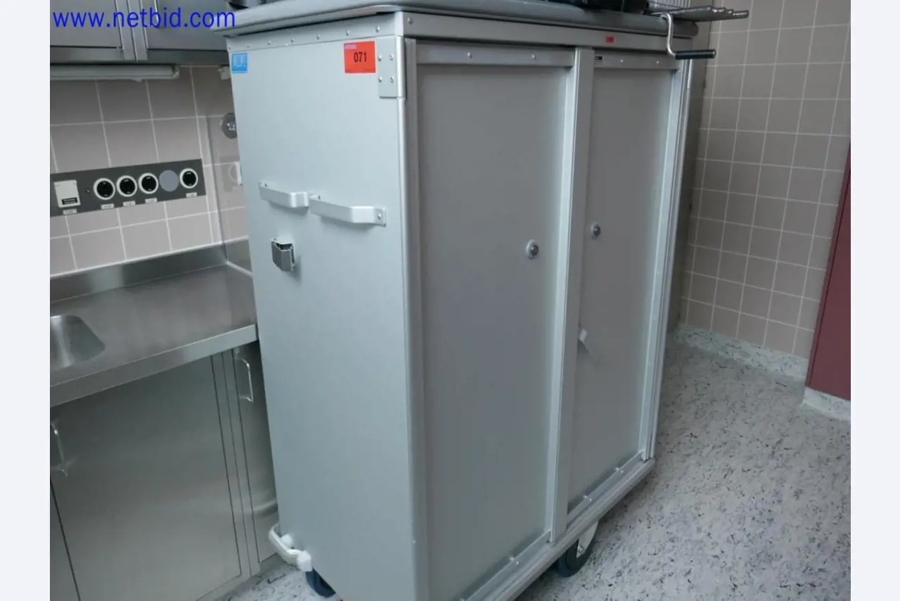 Medizinisch technische Geräte, Einrichtung und Mobiliar eines Krankenhauses-1