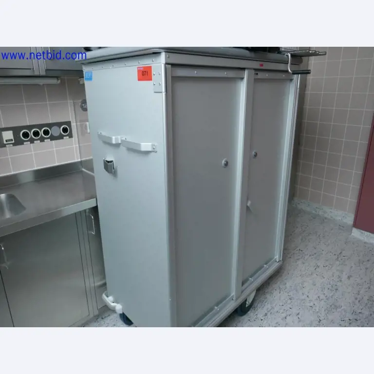 Medizinisch technische Geräte, Einrichtung und Mobiliar eines Krankenhauses-1