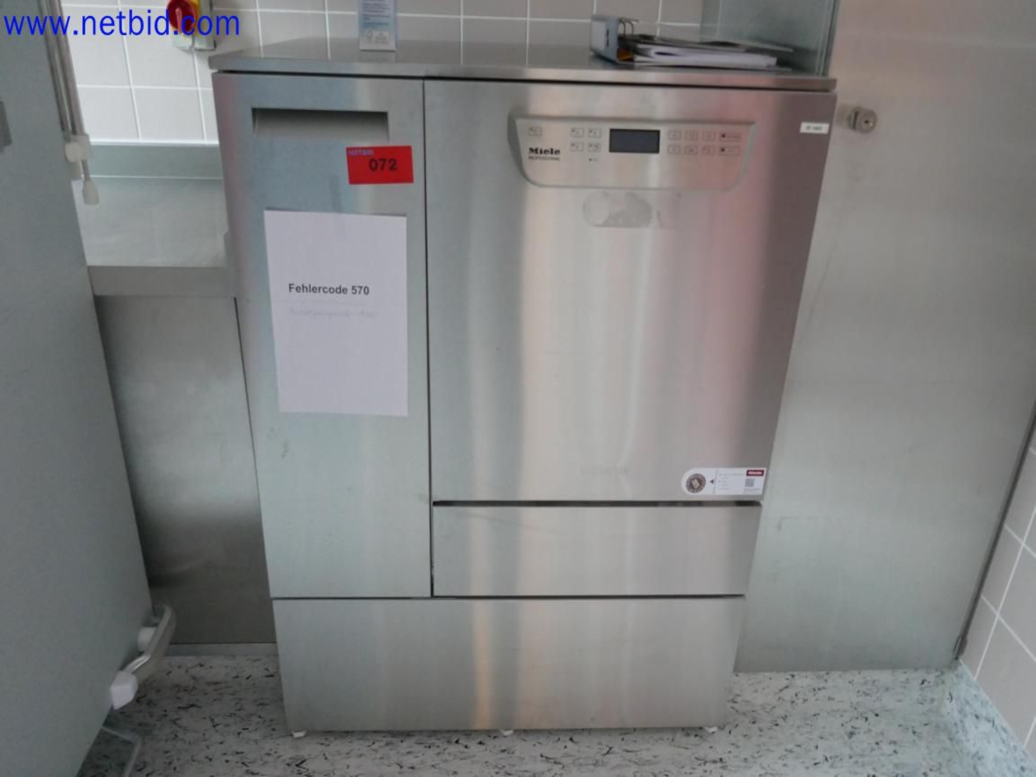 Medyczne urządzenia techniczne, wyposażenie i meble szpitalne-1