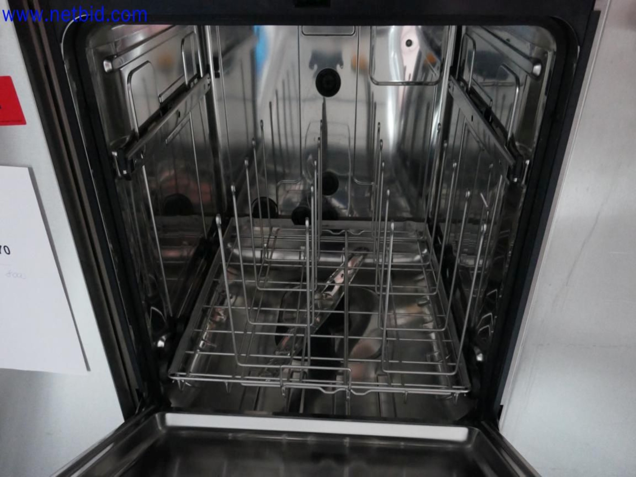 Medyczne urządzenia techniczne, wyposażenie i meble szpitalne-4