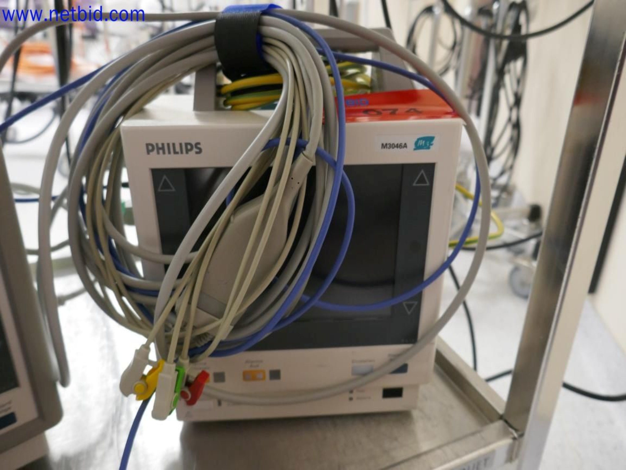 Appareils techniques médicaux, aménagement et mobilier d'un hôpital-1