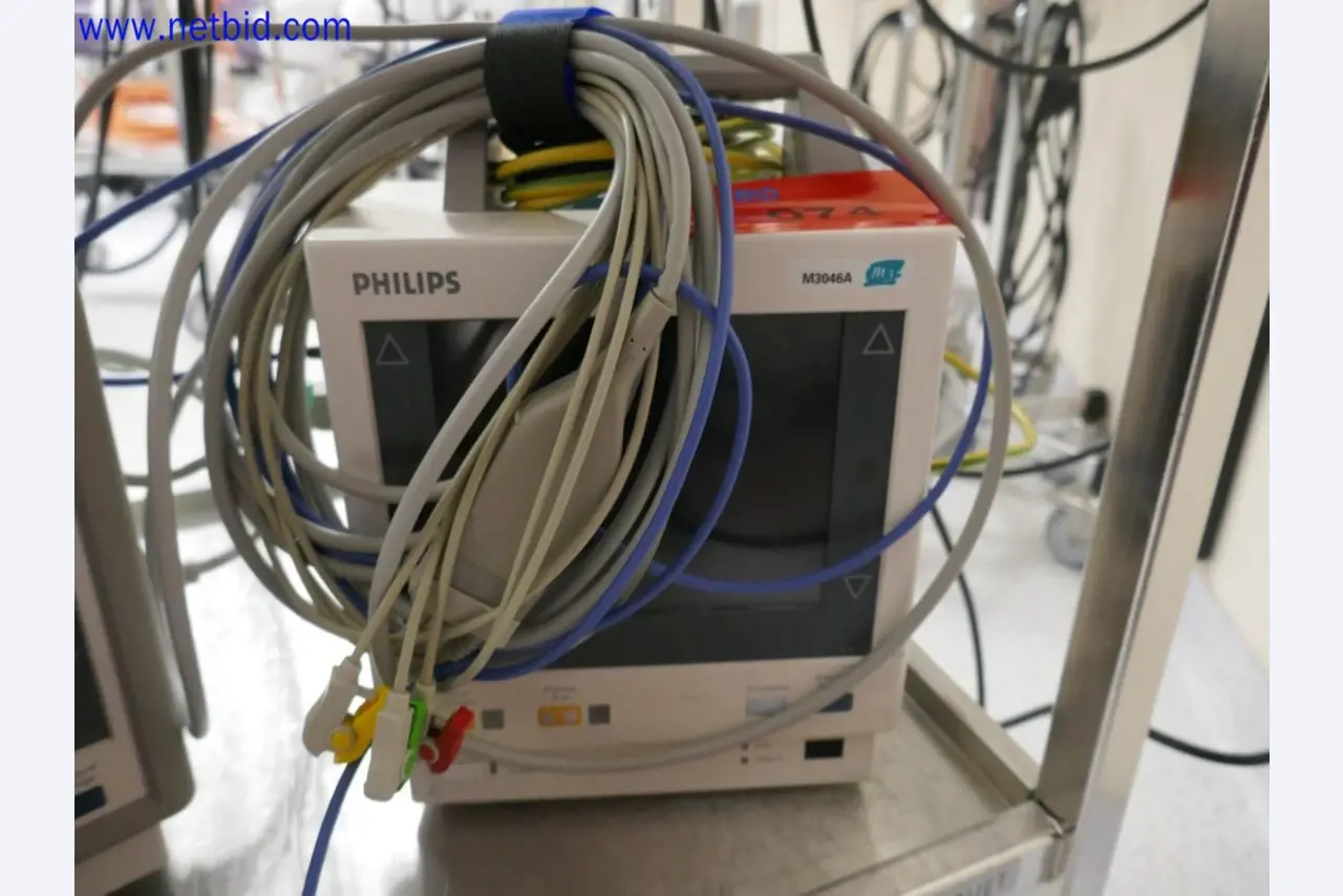 Appareils techniques médicaux, aménagement et mobilier d'un hôpital-1